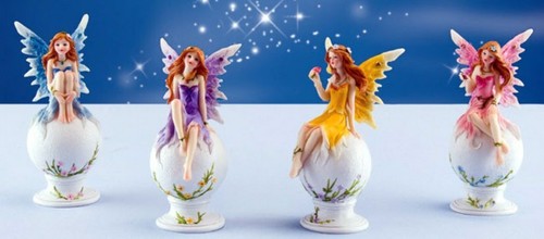 Elfen Figur. Polyresin Fee sitzend auf Ball. Handbemalt. - Bild 5 von 5