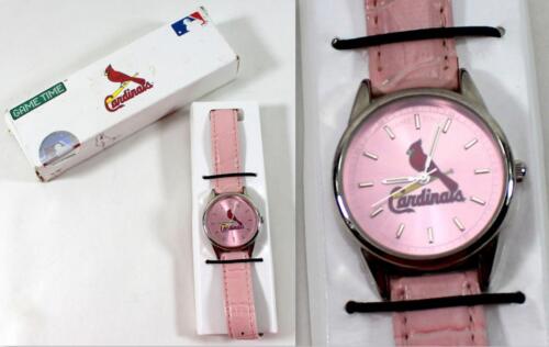 Montre logo d'équipe rose 2007 St. Louis Cardinals ~ Conserve le bon moment ~ batterie neuve - Photo 1 sur 9