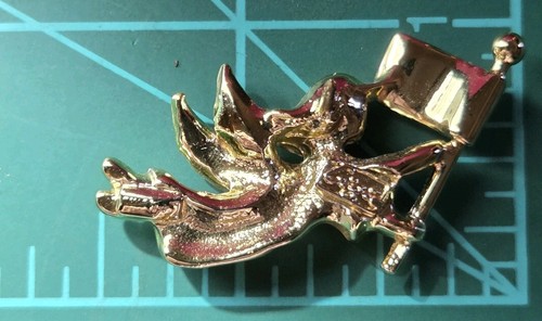 Signed "Gigi"? Gold Tone Flying Angel W/American Flag Lapel Hat Pin ~1.5" - Picture 5 of 5