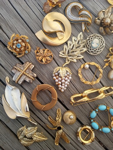 VINTAGE Broken Costume Jewelry Lot Rhinestone Upcycle Repair Brooch Brooches 25+ - Picture 2 of 6
