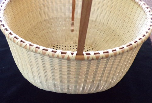 CESTA REDONDA ESTILO COCTELERA FINAMENTE TEJIDA A MANO CON ASA - Imagen 8 de 16
