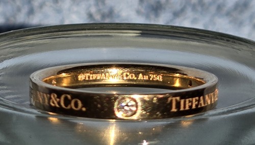 Womens. TIFFANY & Co 18ct Gold Flat Band Diamond Ring. - Picture 5 of 9