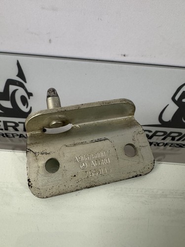2007 - 2018 MERCEDES SPRINTER 2500 3500 DOOR LOWER LOCK BRACKET OEM A9067600077 - Foto 2 di 2