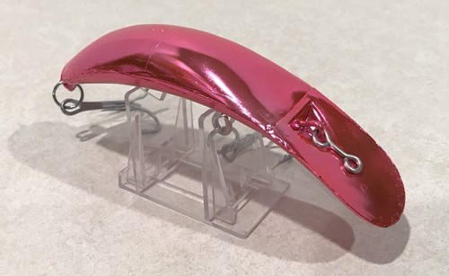 FLATFISH T-60 METALLIC CERISE PINK SALMON LURE KWIKFISH PLUG USA SILENT NEW - Picture 2 of 6