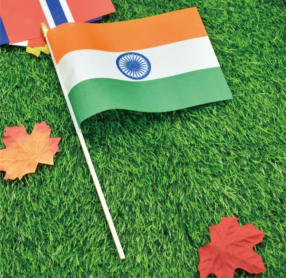 Paquete de 12 banderas pequeñas de la India de 5X8 pulgadas en palo de madera, poliéster, alta calidad Foto 4 de 4