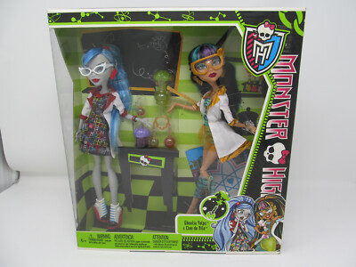 Monster High Cleo De Nile & Ghoulia Yelps dolls Mad Science Class Lab Partners