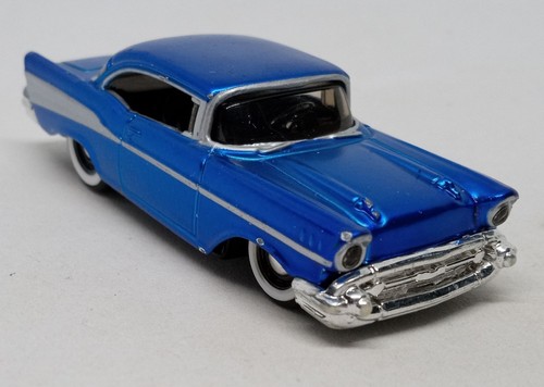 Maisto Satin Sky Blue '57 Chevy Bel Air lose Diecast 1:64 Gummireifen