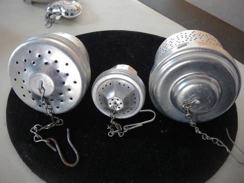 TRES INFUSORES COLADORES TEABALL VINTAGE - BELLOTAS ESTILIZADAS - GANCHOS Y CADENAS - Imagen 3 de 3