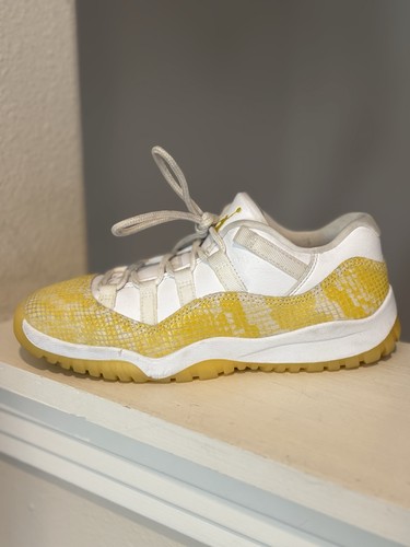 Nike Air Jordan 11 sneaker da basket basse in pelle di serpente gialla taglia 3Y 580522-107 - Foto 4 di 9