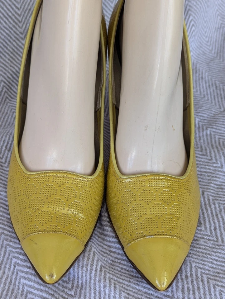Zapatos de tacón Paradise Kitten-ettes amarillos de colección años 60 6,5 vinilo perforado tacón de 3,5" Foto 2 de 4