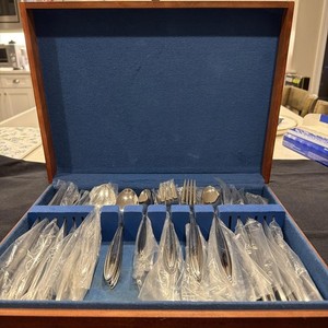 Reed & Barton Celebration Stainless Flatware Service for 8 with Case - Excellent