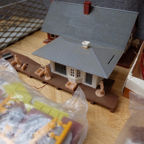 Konvolut HO Scale Modelleisenbahn Teile Gebäude Brücke-FOR PARTS OR REPAIR - Bild 7 von 23