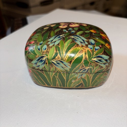 Vintage Paper-mache Lacquered Trinket Box Handmade and Handpainted in Kashmir - Picture 4 of 10