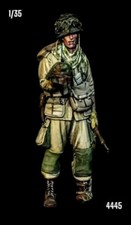 1/35 Resin Figure US Airborne Paratrooper Holding German Helmet Model Kit 4445