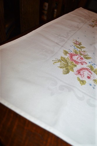 VICTORIAN PINK SHABBY CHIC ROSES ! VTG GERMAN HAND EMBROIDERED DAMASK TABLECLOTH - Picture 8 of 12