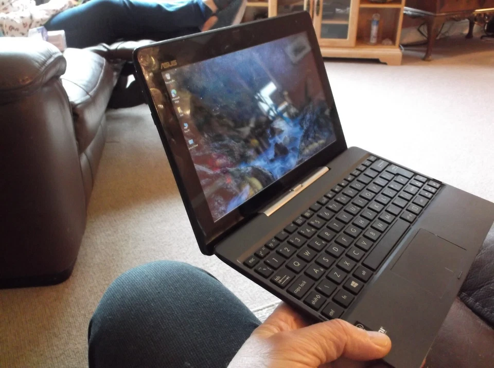 ASUS Transformer Book T100TAF 10.1" 32GB, Intel Atom Quad-Core - Windows 10 - Image 2 of 4