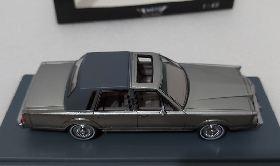WOW Lincoln Continental Town Car 1986 Grey 1:43 Neo NEO43546