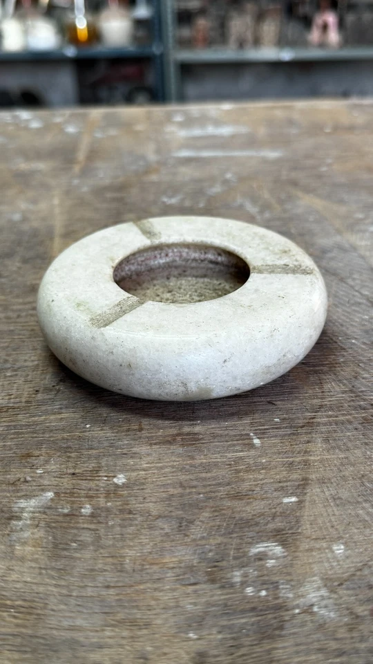 Cenicero de cigarrillos vintage de colección hecho a mano de piedra de mármol blanco forma redonda Foto 3 de 4