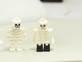 LEGO&reg; Minifigure Castle skeleton Drawbridge Defense 3 pcs set 7079
