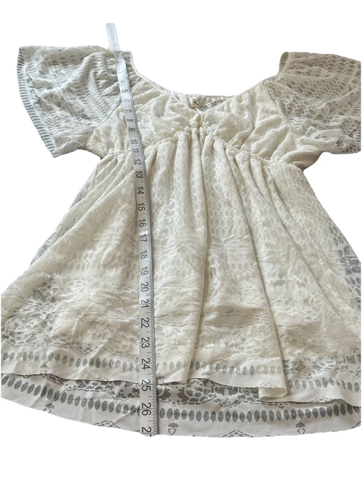 Blusa túnica de encaje Max Studio Petites Babydoll cuello en V ojales forrada manga aleteada Foto 4 de 4