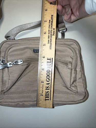 BAGGALLINI Triple Zip mit Front Geldbörse Crossbody beige hellbraun leicht top - Bild 5 von 12