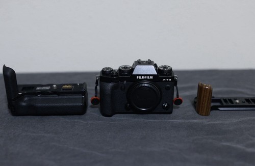 Fujifilm x-T3 Body w/ Accessories - Picture 2 of 6