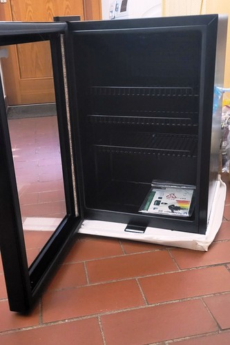 Flaschenkühlschrank mit Glastür, Kühlwürfel, Minibar, Schwarz-Weiß, LED, GCKW65 - Bild 6 von 7