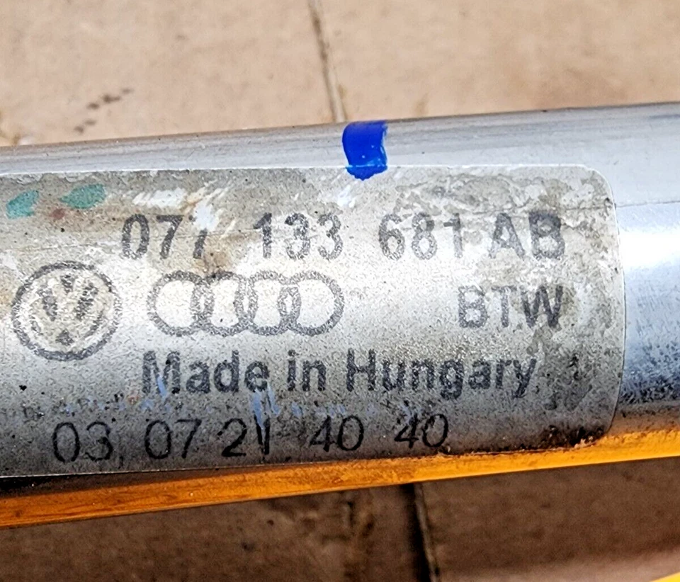 2004–2007 Volkswagen Touareg 4.2L Fuel Rail with Injectors 077133681AB OEM - Image 4 of 4