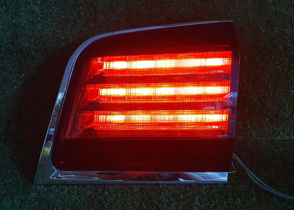 Luz LED interior lado derecho Lexus LX570 2008-2011 puerta levadiza Pssenger OEM usada Foto 2 de 4