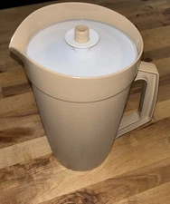 Vintage Harvest Tan Tupperware 2-Qt Pitcher 800-2 Push Button Lid