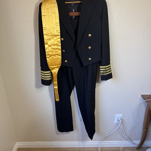 Uniforme de oficiales navales vintage de la Segunda Guerra Mundial con cumberbum