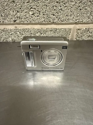 Fujifilm FinePix F440 4.1MP Digital Camera 3.4x Optical Zoom Silver UNTESTED!!!