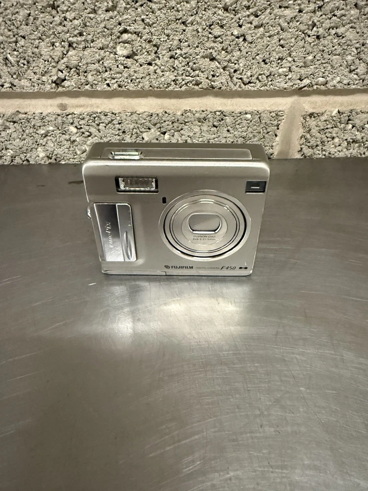 Fujifilm FinePix F440 4.1MP Digital Camera 3.4x Optical Zoom Silver UNTESTED!!!, photo 1 of 5