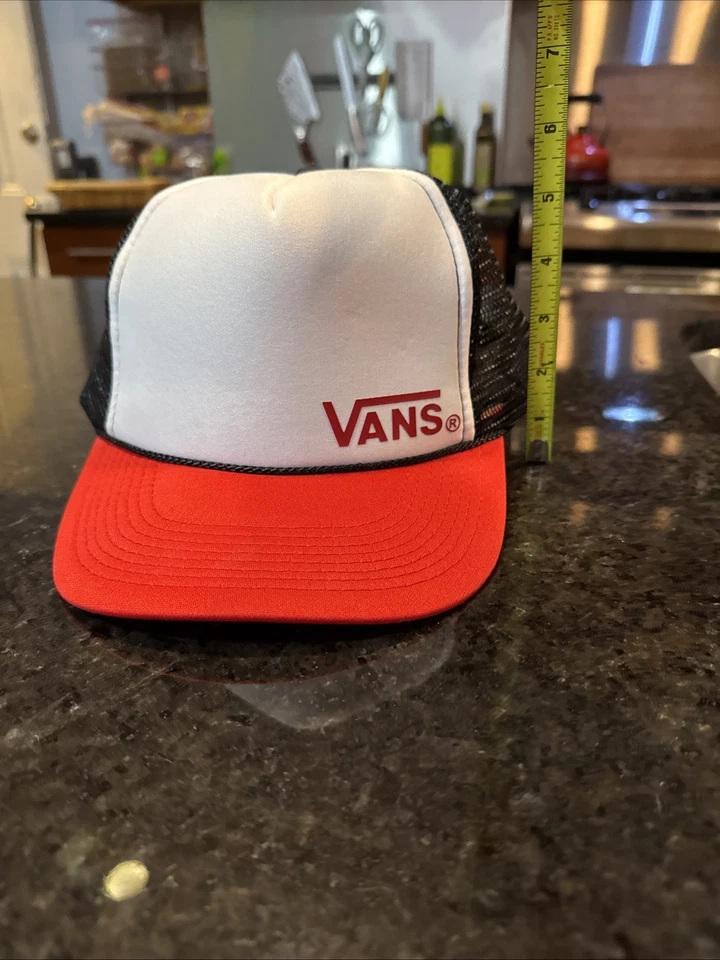 Sombrero de camionero vintage Vans para hombre cubo rojo y blanco a cuadros bajo factura. Flips Up Foto 3 de 3