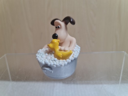 Vintage Wallace & Gromit "Shaun in the Bathtub" Bubble Bath Bottle Topper - Picture 4 of 10