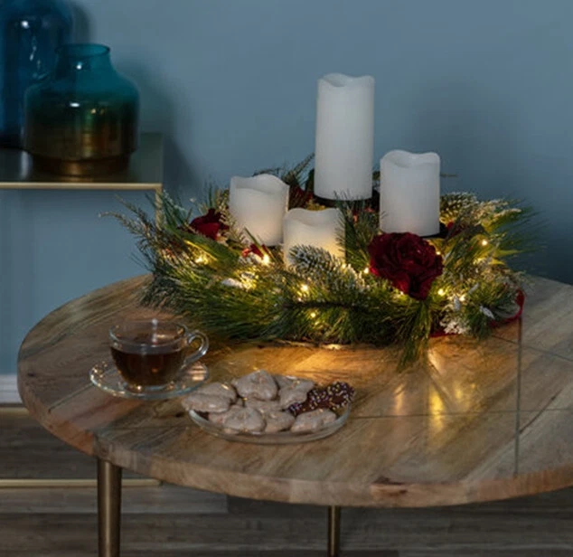 knstlicher weihnachtsbaum mit beleuchtung wei 137 cm knstlicher Weihnachtsbaum mit integriertem LED-Licht und dekor   Hometopia