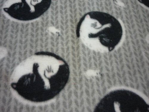 Manta de corbata de lana de peluche hecha a mano de gatos Yin Yang para una mascota pequeña - Imagen 2 de 3