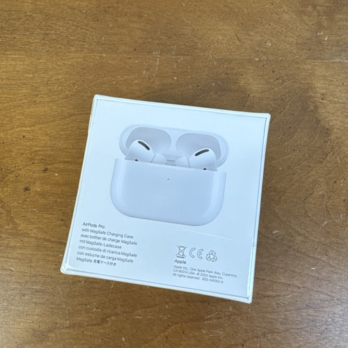 NEW SEALED Apple AirPods Pro 2nd Generation Wireless Charging Case (Lightning) - Photo 5 sur 5