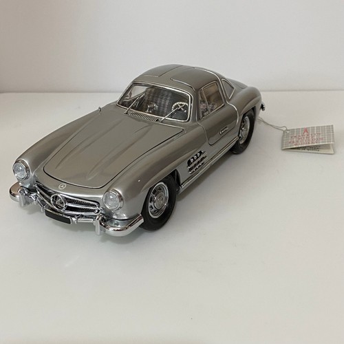 Franklin Mint Diecast Car, 1954 Mercedes Benz 300SL Gullwing, 1:24 Scale Silver - Picture 3 of 13