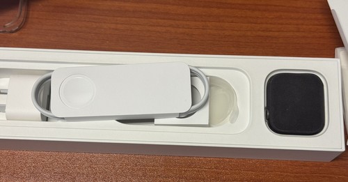 Apple Watch Series 4 44 mm Space Grey Aluminum Case with Blk Sp Band (GPS +Cel) - Picture 6 of 9