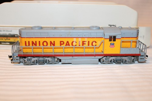 HO Scale Bachmann, GP-18 Diesel Locomotive, Union Pacific, Yellow, No # - Picture 3 of 4