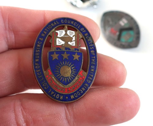 Vintage nurses nursing badges - Picture 10 of 15