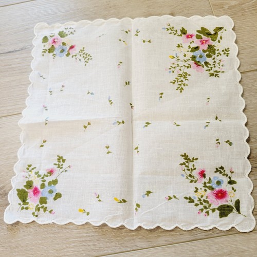 Vtg CLASSIC MULTI COLOR FLORAL SCALLOPED HANDKERCHIEF HANKIE Reds Greens - Picture 3 of 3