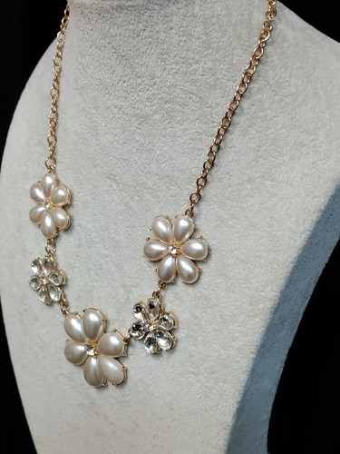Adorable Ivory Pearlized Gold Tone Flower Necklace With Clear Rhinestones - Picture 5 of 17