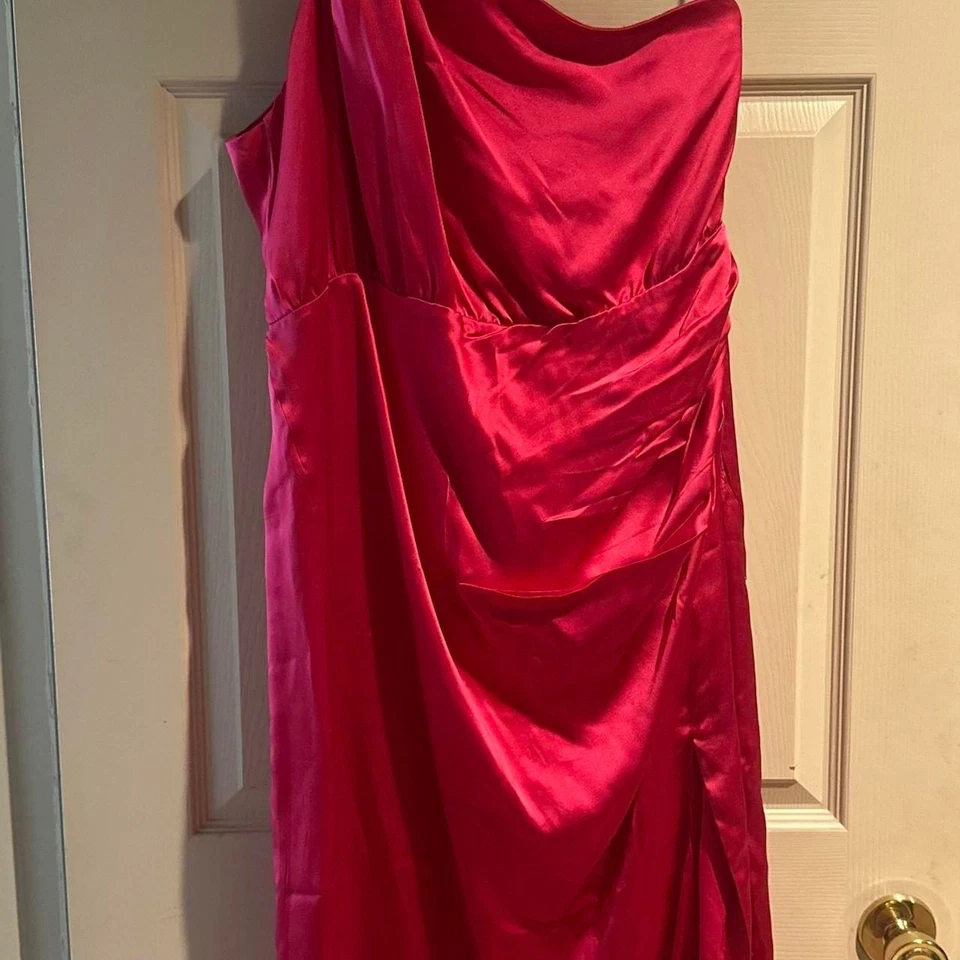 Vestido midi Anthropologie de seda con un hombro talla 16 nuevo con etiquetas rosa frambuesa $260 Foto 4 de 4