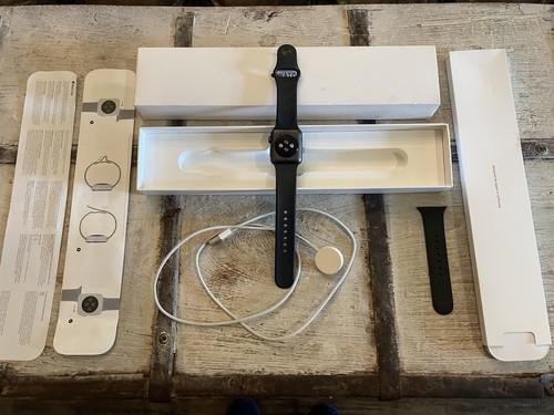 Apple Watch Series 3 38mm Space Gray Aluminum Black Band - Zdjęcie 2 z 3