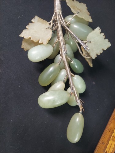 Chinesische grüne Stein Trauben mit geschnitzten Jadeblättern Früchten MCM Midcentury Vintage. - Bild 6 von 9
