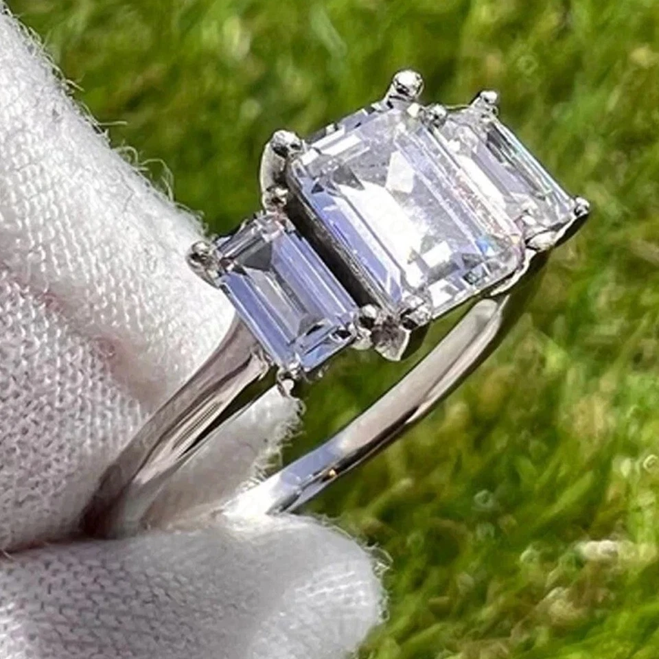 Помолвочное кольцо с тремя камнями муассанит огранки изумруд 5,80 карата покрытие белым золотом 14 карат - Изображение 2 из 4