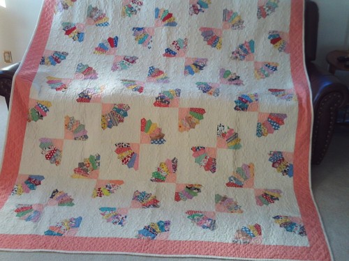 Vintage Handmade Quilt, Fan Pattern - 74" x 96" - machine quilted - Picture 6 of 24