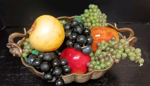 Uvas de manzanas realistas con frutas artificiales